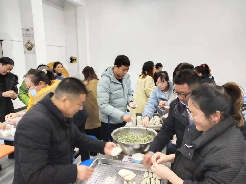 黄尾中心学校组织教师包饺子 与留守儿童分享融融的暖意
